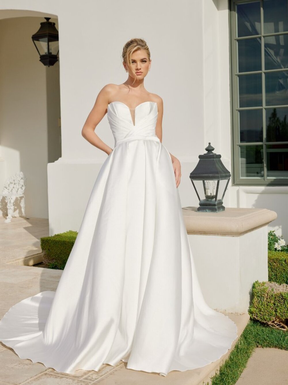 New Strapless Sophisticated White Bridal Gown w/ Pleated Details NX JE1075